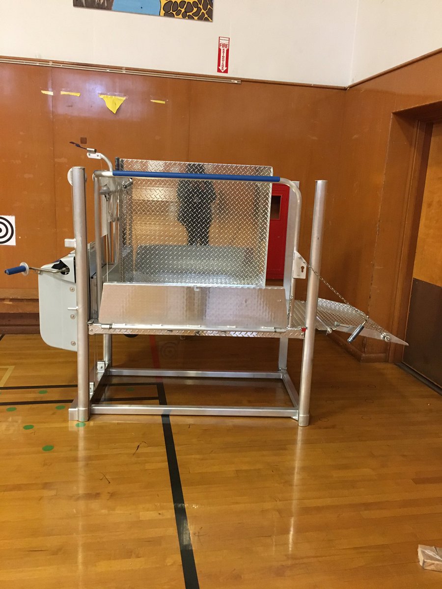 twigas5's tweet photo. Woohoo, our stage lift is here @SomosScott!  😀 Thank you @JonGarc1a, PPS Facilitates and our amazing Scott custodial team!!! @megmccarter https://t.co/QiUqaTOTKI