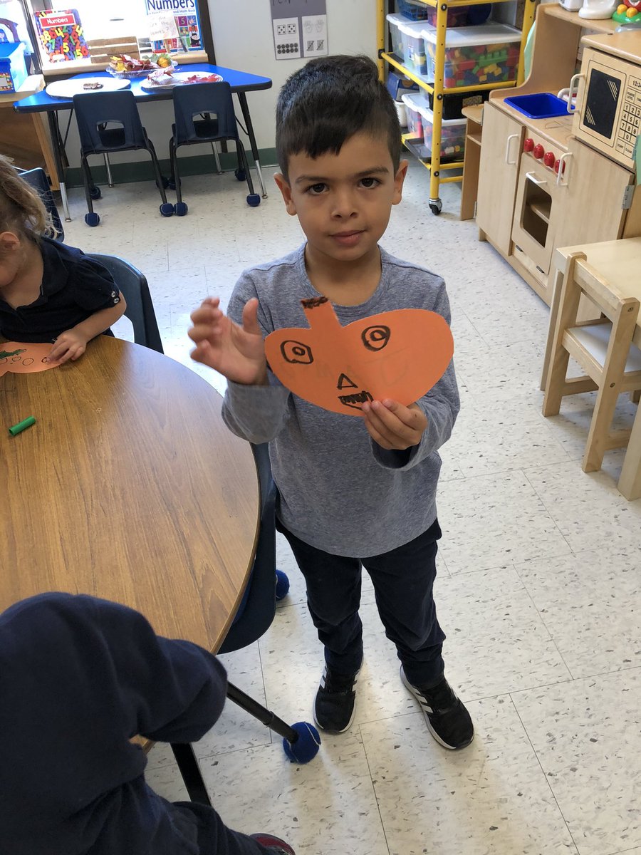 sonia_falbo's tweet photo. Can you make a Jack-o-lantern face? Ss loved drawing their own ๐! #drawingshapes https://t.co/EfxO593qvm