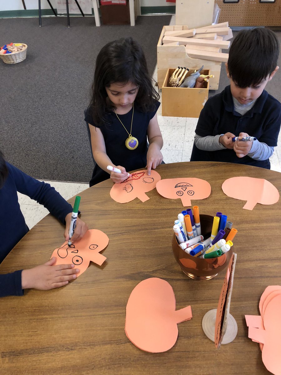 sonia_falbo's tweet photo. Can you make a Jack-o-lantern face? Ss loved drawing their own ๐! #drawingshapes https://t.co/EfxO593qvm