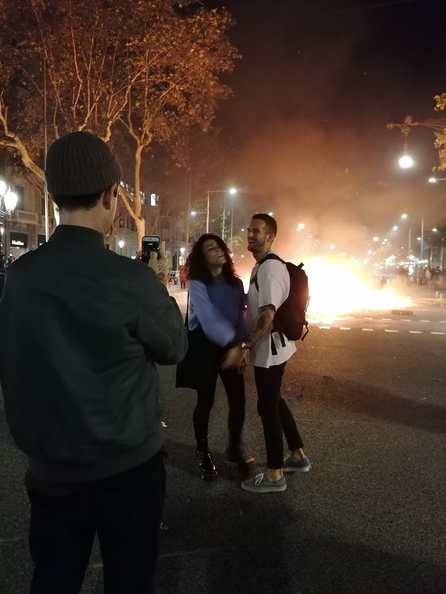 MiguelPuga44's tweet photo. "Vamos a echarnos fotos y parecer cool mientras destrozamos la ciudad de Barcelona"
Que generación, señor, que generación.
Los tiempos difíciles crean personas duras, los tiempos fáciles crean esto. https://t.co/eJq8pHVaMA