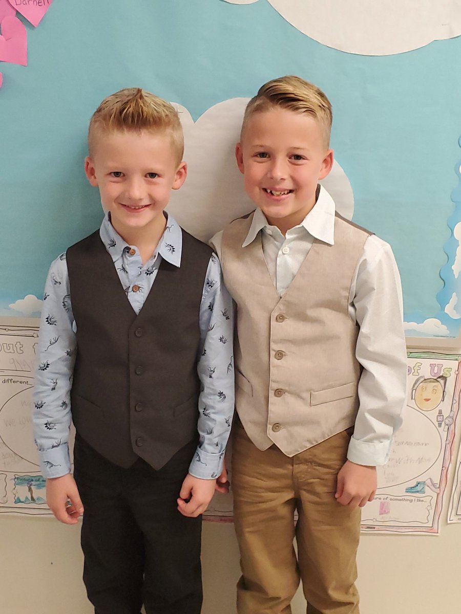 SPoplos's tweet photo. Picture Day! Everyone's so spiffy!#carrcroftfriends #carrcroftstory https://t.co/6jmpZMHTbA