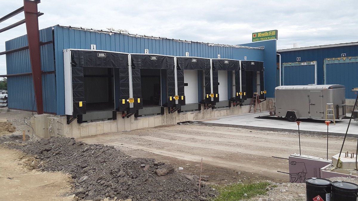 LoadingDocks's tweet image. Project recently completed in Geneva, OH. Mechanical truck dock levelers and truck dock shelters. Have a project that requires our loading dock expertise? Call us! 855-951-4499 #loadingdocks #docklevelers #truckdocks