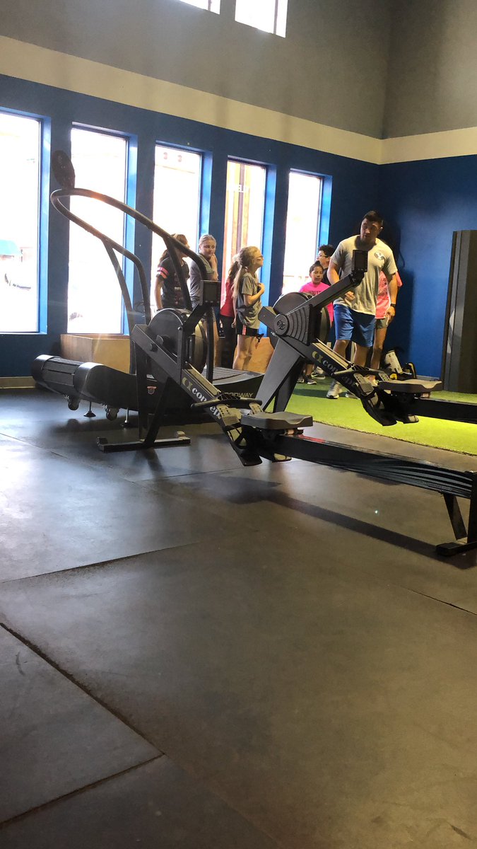 coach_jg_'s tweet image. Tuesday Evening sesh with Coach @PAndrada0722 #trainfast #HWPO