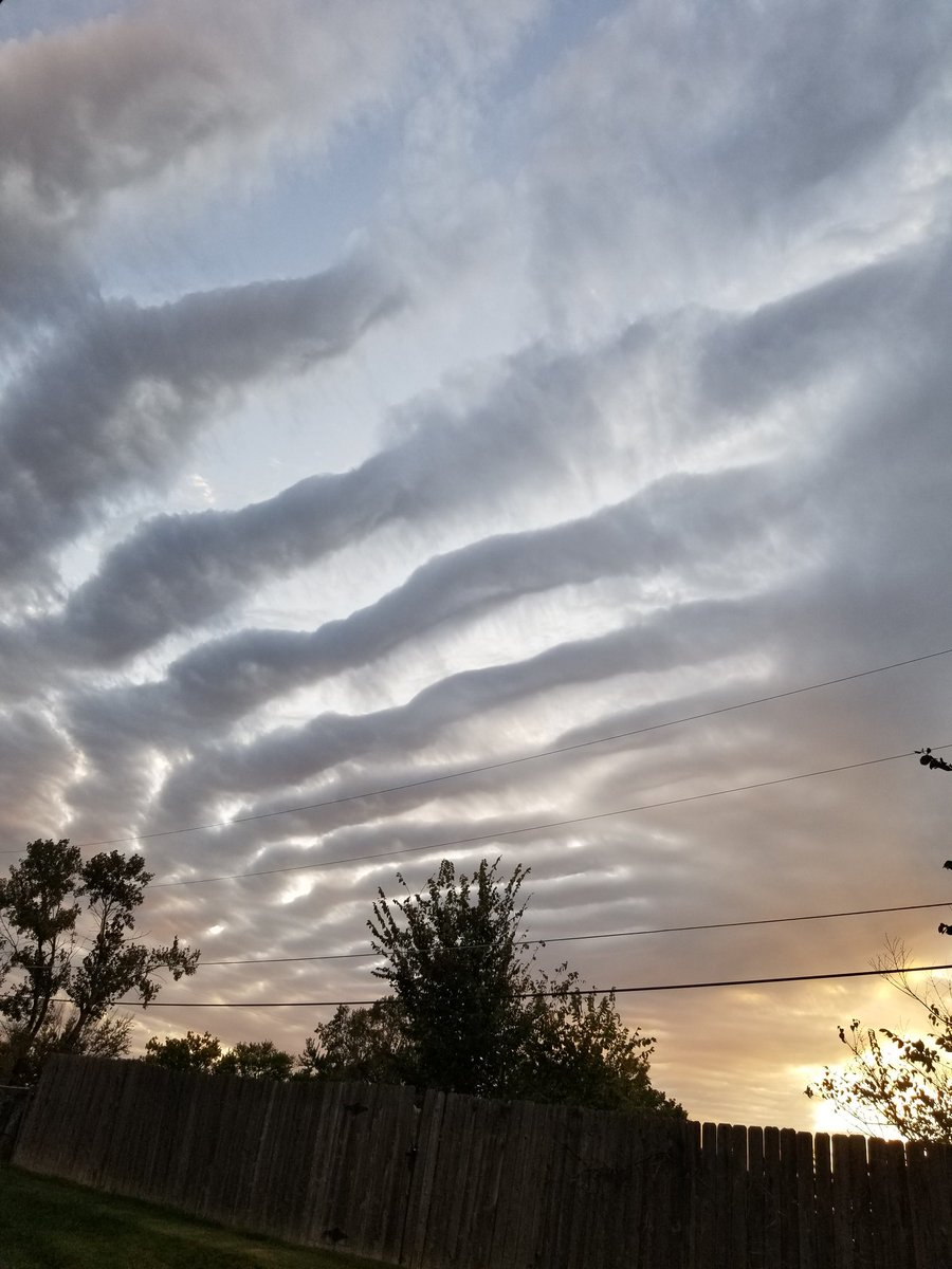 StormGirlps's tweet photo. Saw some nice gravity waves tonight https://t.co/NGglj2sRxB