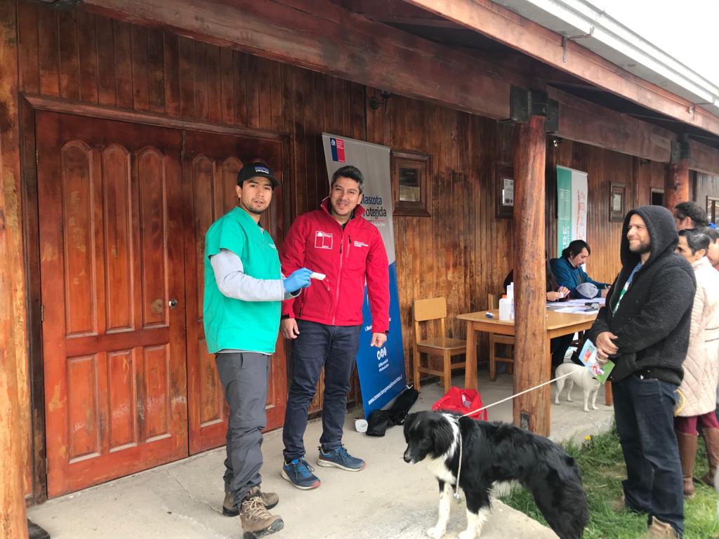 Subdere_Aysen's tweet photo. En terreno 💪nuestro Jefe de Unidad @sebaponces junto a #PVET de @Muni_RioIbanez, siempre comprometidos con #MascotaProtegida🐾en colaboración con @SeremiSalud_XI en Río Tranquilo💪en operativo de implantación de microchip gratuito #ChileEnMarcha @MascotaGob https://t.co/cAunxLdwKG