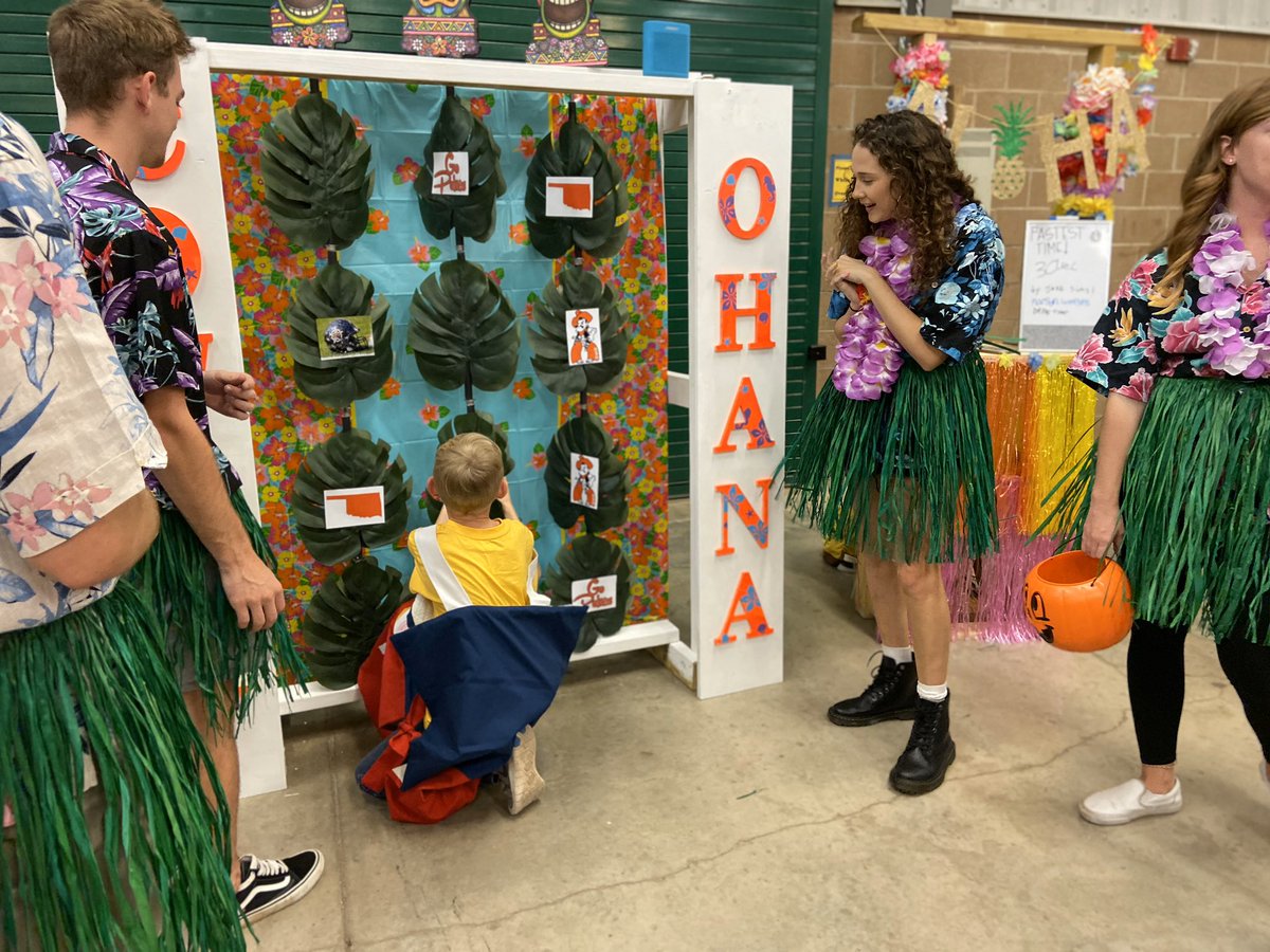 OKStateAlumni's tweet photo. These #okstate legacies are having the best time! 👏🏼👏🏼

#okstatehc | #GoPokes https://t.co/FyyDI1ahNe