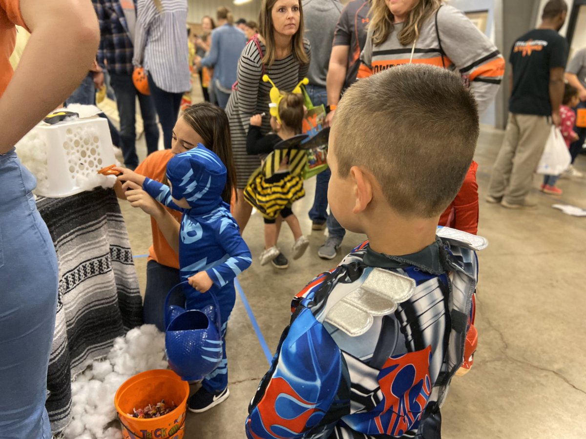 OKStateAlumni's tweet photo. These #okstate legacies are having the best time! 👏🏼👏🏼

#okstatehc | #GoPokes https://t.co/FyyDI1ahNe