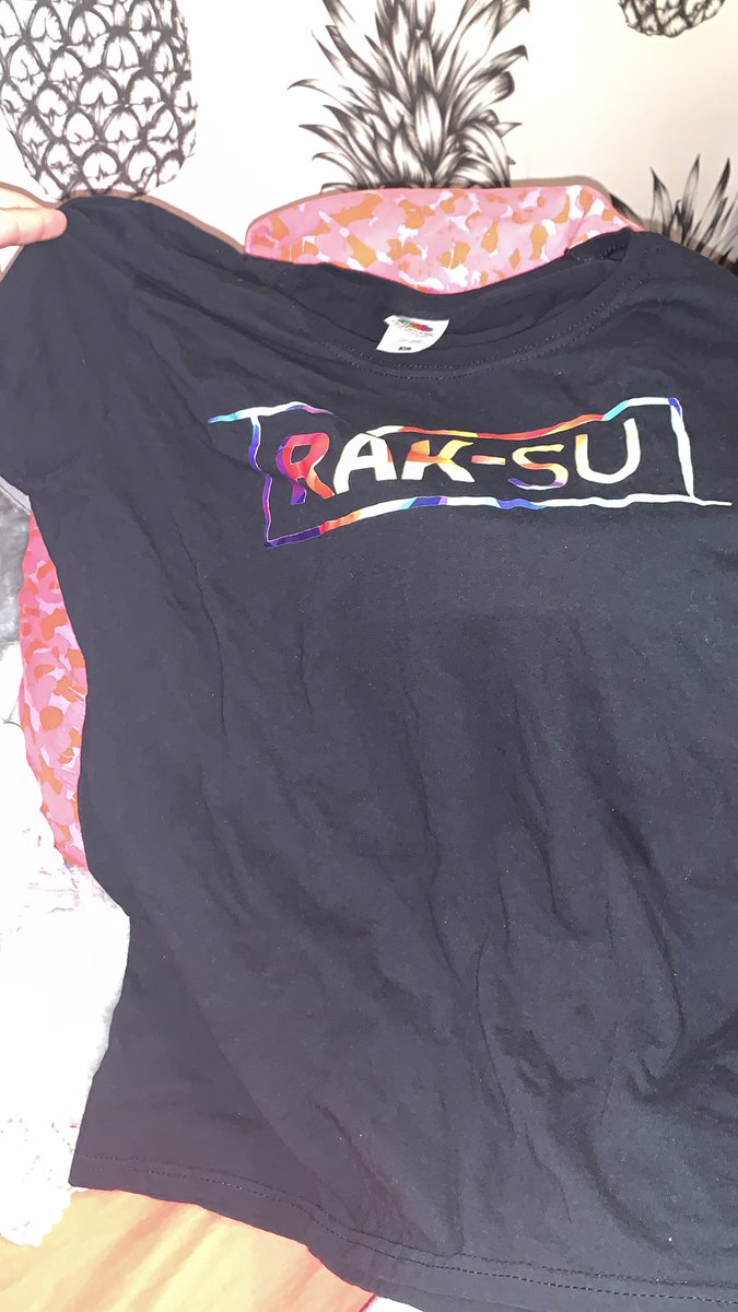 Hey girls I have this raksu top that I would love for someone else to have as I will never wear it again 💖 dm me or comment underneath if you would like this... it’s a size M/L but is quite loose would fit L/XL too It’s for free and I will post it to you when I get a chance xx
