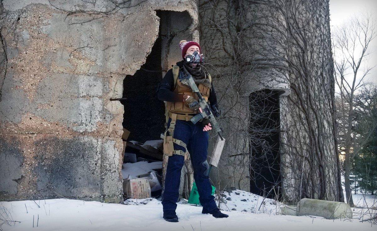 WorldOfCherno's tweet photo. It's getting colder in Wisconsin... winter is around the corner. ๐ #TheDivision2 #Cosplay #NewStuffSoon https://t.co/u1IBIH3nqC