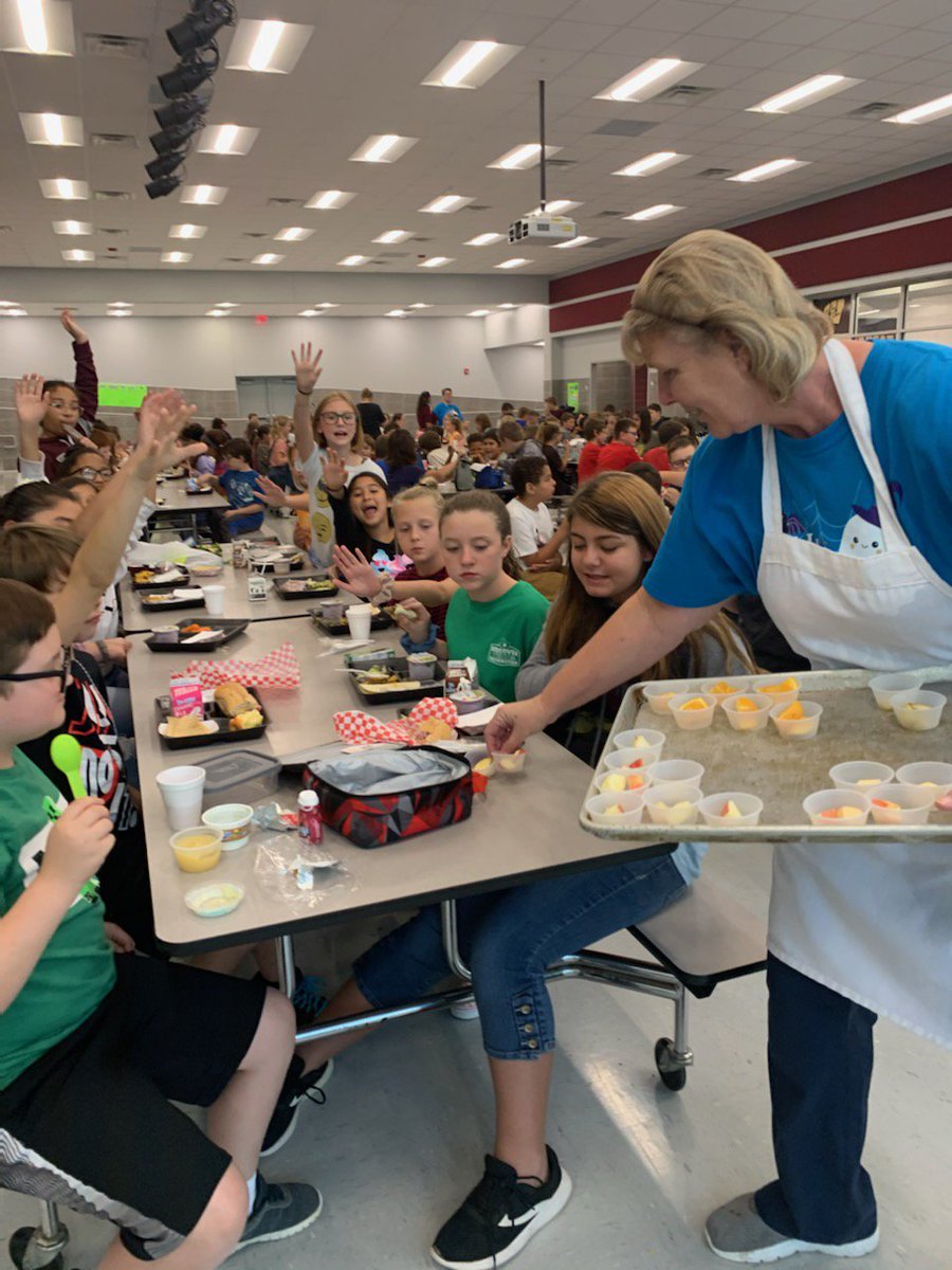 WISDFoodService's tweet photo. #NSLW19 is rockin' &amp; rollin' at #TeamWhitesboro cafes ! We were also rockin' the #FarmFreshChallenge with Texas pears, gala apples, &amp; oranges for our #TwoBiteClub at Intermediate!  #LunchLadiesRock #SchoolLunch #RealSchoolFood https://t.co/5KBJSTNcV6