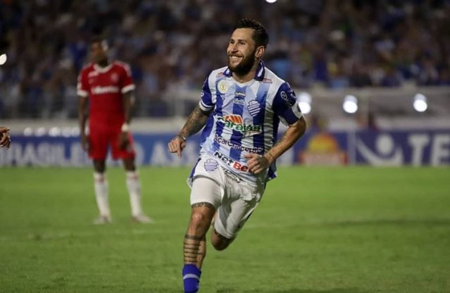 CartolaNaticoFC's tweet photo. 🅰️ | #AAposta

➡️ Jonathan Gómez (29) - CSA.

- Série A, 2019:

🔢 | 17 partidas 
⚽️ | 4 gols 
🅰️ | 2 assistências 
🎯 | 16 finalizações certas
☑️ | 385 passes certos
🔑 | 24 passes p/ finalização
✅ | 26 desarmes.

- Será nossa aposta para a rodada!

🎩 #CartolaFC https://t.co/S4uIKHRaEZ