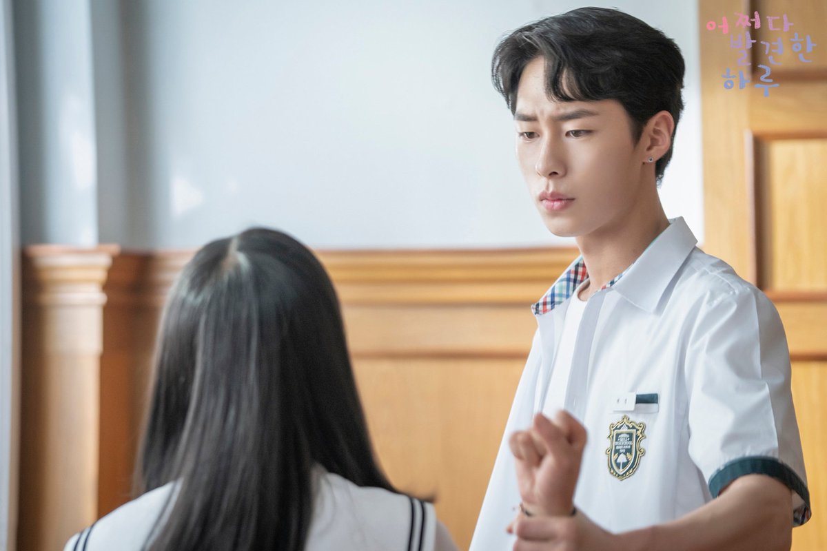 mbcdrama_pre's tweet photo. 77ㅑ 오늘 미쳤다🤭
삼각관계에 환장하는 나, 정상인가요..?⚠

💓두근두근 학원 판타지 로맨스
MBC 수목미니시리즈 <#어쩌다발견한하루>
오늘 밤 8시 55분 방송✔

#mbcdrama #어하루 #김혜윤 #로운 #이재욱 #드라마틱9 https://t.co/NHsyYrF0LC