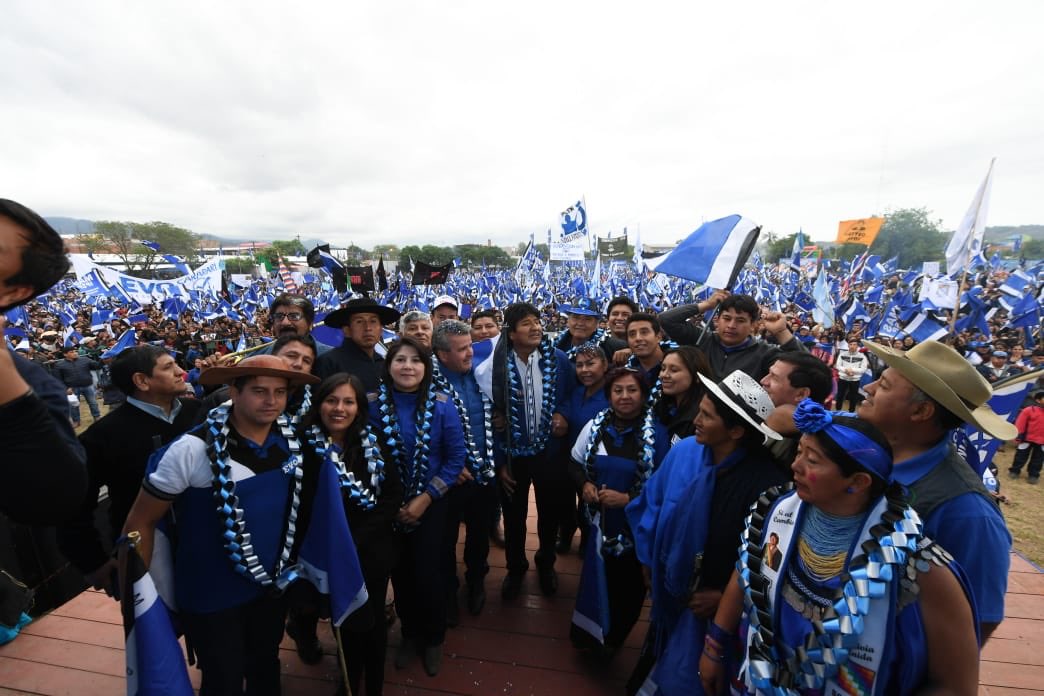 evoespueblo's tweet photo. Muy sorprendido y emocionado por la gran concentración del pueblo chaqueño en el cierre de campaña en Yacuiba, #Tarija. De este a oeste y de norte a sur, el pueblo movilizado apoya al #ProcesoDeCambio que nos ha dignificado. #Bolivia es la esperanza del continente americano. https://t.co/w4HnGRT3aa