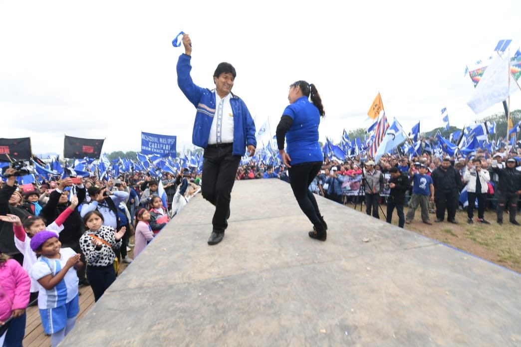 evoespueblo's tweet photo. Muy sorprendido y emocionado por la gran concentración del pueblo chaqueño en el cierre de campaña en Yacuiba, #Tarija. De este a oeste y de norte a sur, el pueblo movilizado apoya al #ProcesoDeCambio que nos ha dignificado. #Bolivia es la esperanza del continente americano. https://t.co/w4HnGRT3aa