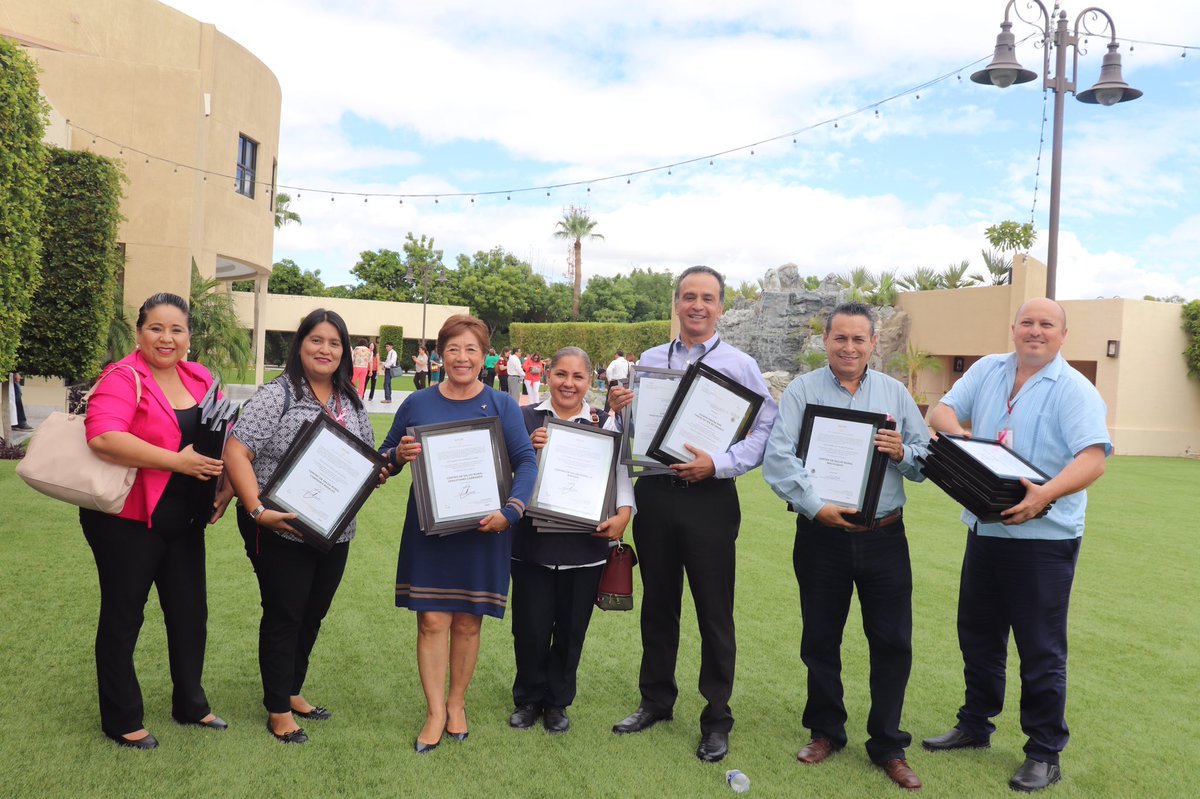 Una sincera felicitación a todos nuestros compañeros de #SaludSonora por el enorme trabajo que realizaron para lograr su acreditación. ¡Enhorabuena! #OrgullosamenteSaludSonora #4yContando #TrabajoLlamaTrabajo 
(Busca la galería completa en nuestra página de facebook)