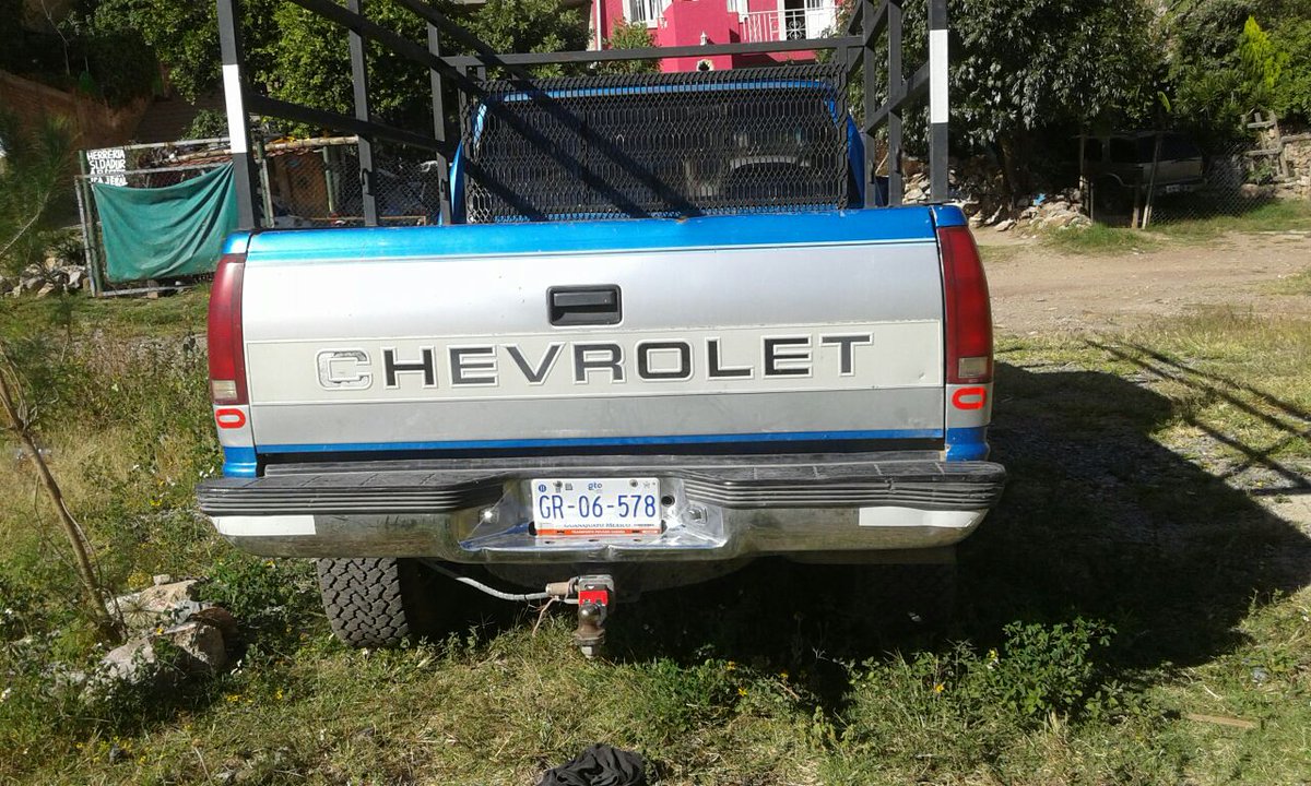 MarthaAlicia16's tweet photo. @aelfred82 se robaron esta camioneta de mi hermano, tiene los logotipos de la constructora GIA, se la robaron el lunes en la madrugada, enfrente de Paseo de la Presa en Guanajuato capital, es una chevrolet Pick up 1992, cuenta con estructura metálica, favor de compartir. Gracias https://t.co/Hf5ciyjC1o