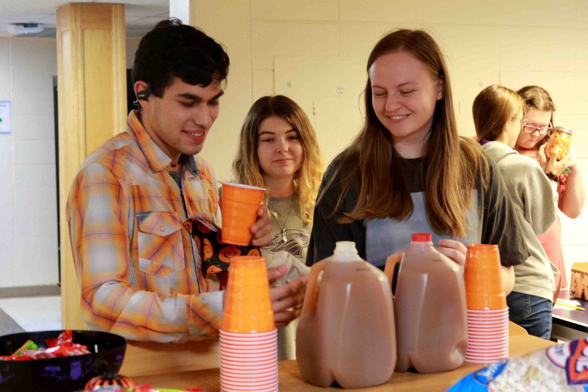 UWWHousing's tweet photo. Students are celebrating the beginning of fall with a festive party tonight in Benson Hall! The event is hosted by Benson/Cambridge LIT. #uww #uwwhitewater #uwwhousing https://t.co/72JxfSX1Mm