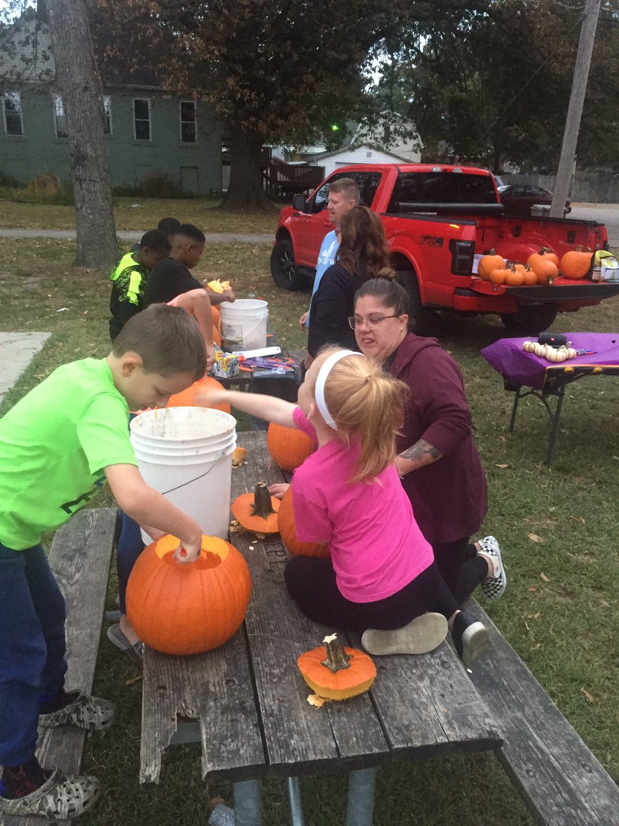 austinmaxheimer's tweet photo. Growth Group ventured back out to pumpkin carve with the neighborhood. Tonight I did not want to do it. At all. Importance of community, spurring on to greater things. https://t.co/t9Q3vcfsXE