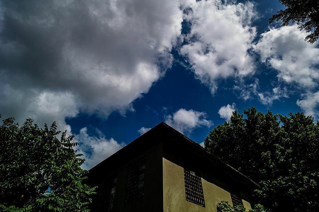 erickyin's tweet photo. An aged house 
#house #architrcture
#lightandshadow #shadowhunters 
#architecturelovers 
#streetmobs #urbanromantix 
#Taiwanspc #architectureporn 
#sptcollective #all2epic
#sky #skyporn 
#streetgramers #way2ill 
#streetleaks #street_vision
#Taipei #Taipe… https://t.co/qFEDSwkqQ9 https://t.co/yd99rTxFCp