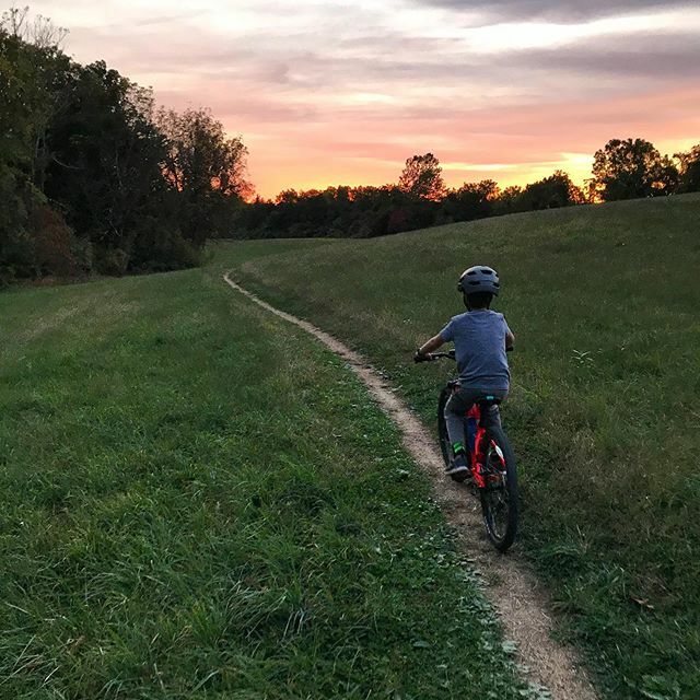 Night riding with a group of little shredders! #bikewithbluestone #morekidsonbikes ift.tt/2P14ojF