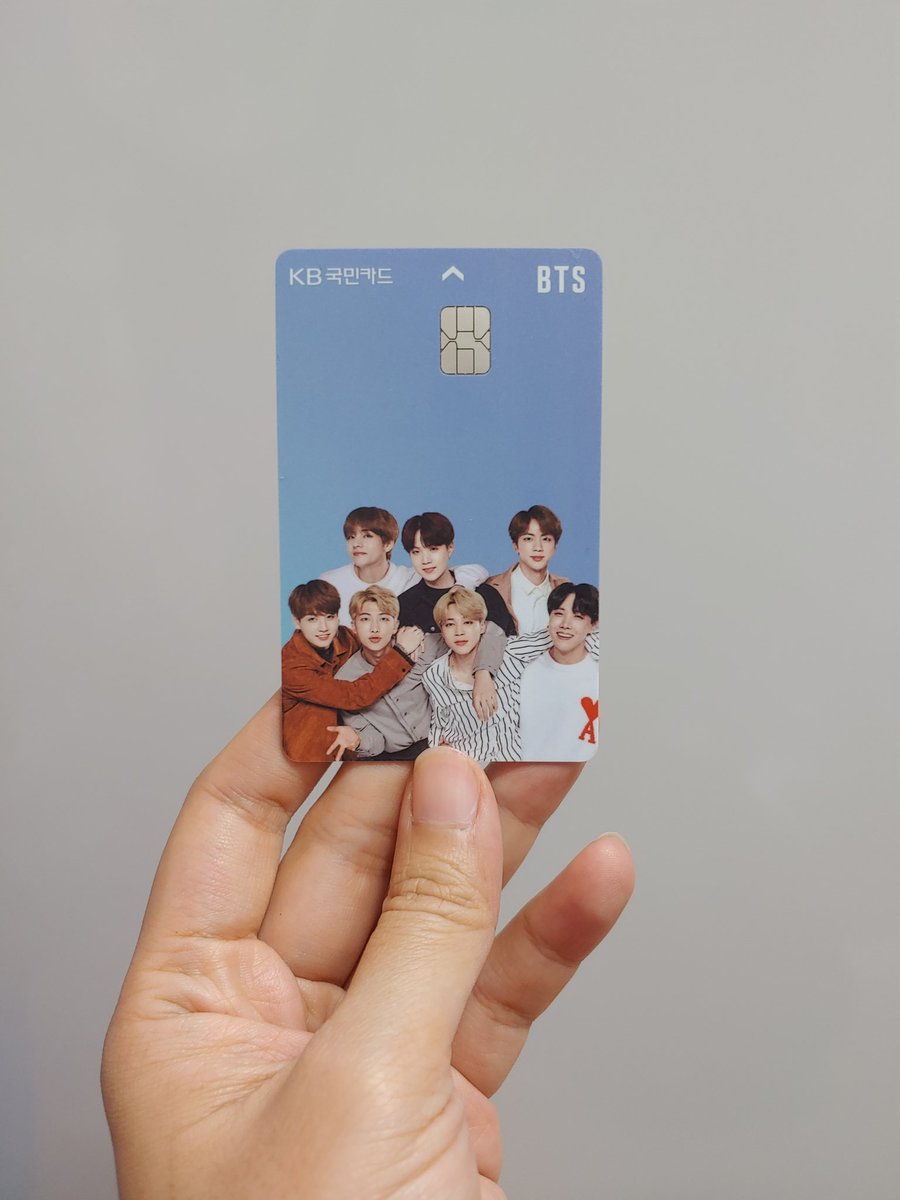 Hopeful218BTS's tweet photo. 오오 드디어 체카 실물 도착💜 센스있게 앞에 숫자가 없고 뒤에 모든 정보가 배치되게 제작하였다😄
예쁘다아아아아💕 #BTSxKB #체크카드 @BTS_twt https://t.co/ZCHwguvjCW