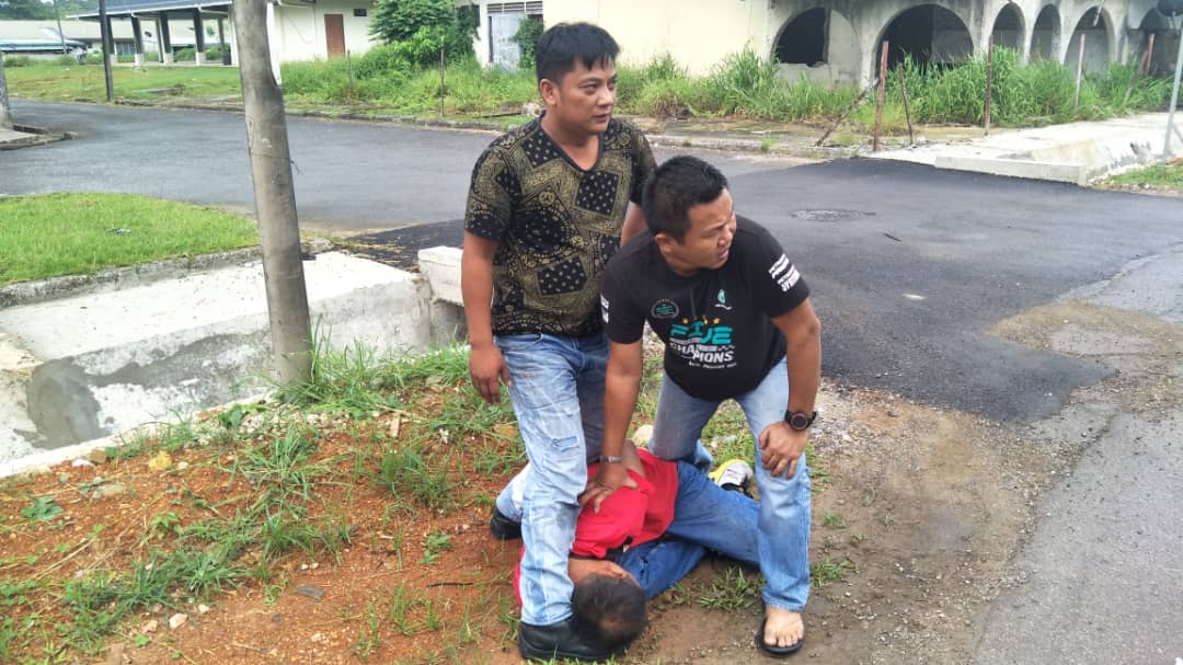 AdibNewsMPB's tweet photo. Di Kuching, 3 suspek ditahan berhubung kes pecah rumah dan curi kenderaan dalam sebuah operasi khas di kawasan Jalan Kuching-Serian, tengahari semalam

Dengan penangkapan terbabit pihak polis percaya berjaya menyelesaikan 40 kes pecah rumah dan 30 kecurian kenderaan. @NewsMPB https://t.co/1eGc9gzvEv