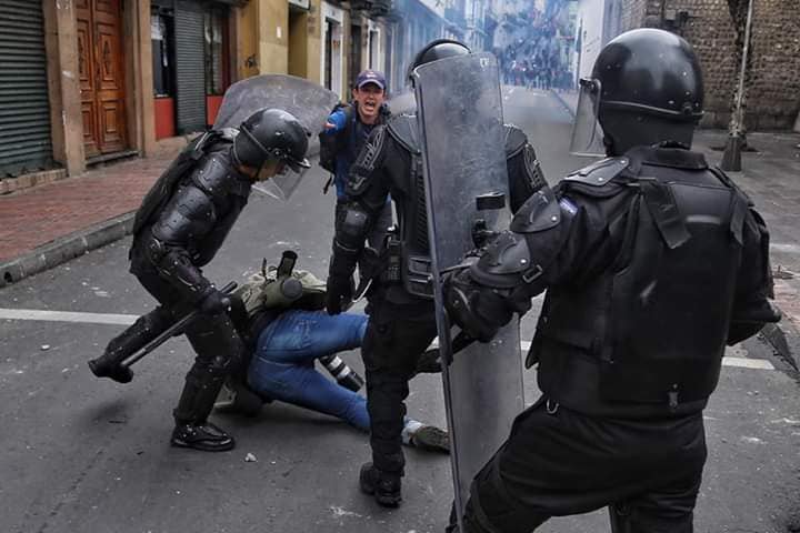 CONAIE_Ecuador's tweet photo. Ministra @mariapaularomo manifiesta preocupación por los periodistas agredidos, pero en su amnesia selectiva no fue capaz de decir lo que las imágenes muestran, el derecho a la comunicación y la información impedida por la fuerza pública.

#RomoCriminal 
#JarrinCriminal https://t.co/f92QPxOt4f
