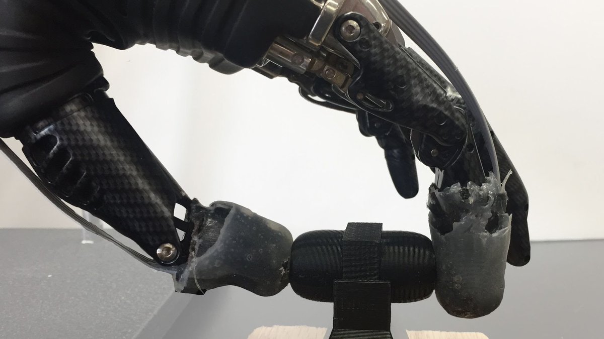 losborn1's tweet image. Excited to finally meet #bionicactress @aannggeellll today and talk about some of our recent work with prosthetic limbs...specifically the e-dermis for sensory feedback. Stay tuned for details!
