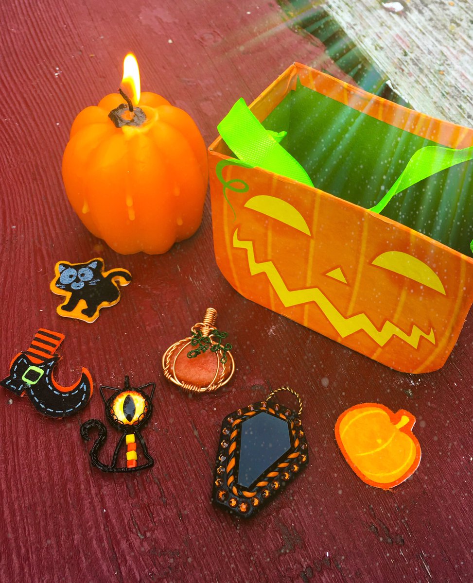 🦇👻🎃 SPOOKY GIVEAWAY! 🎃👻🦇

One lucky winner will receive everything pictured except the pumpkin candle! 🎃✨

RULES:
▪️Like, RT &amp; Follow ✔️
▪️Tag 2 friends in separate comments ✔️
▪️Comment what you're dressing up as!! 👻

Winner will be drawn Sat, 10/19!! GOOD LUCK!