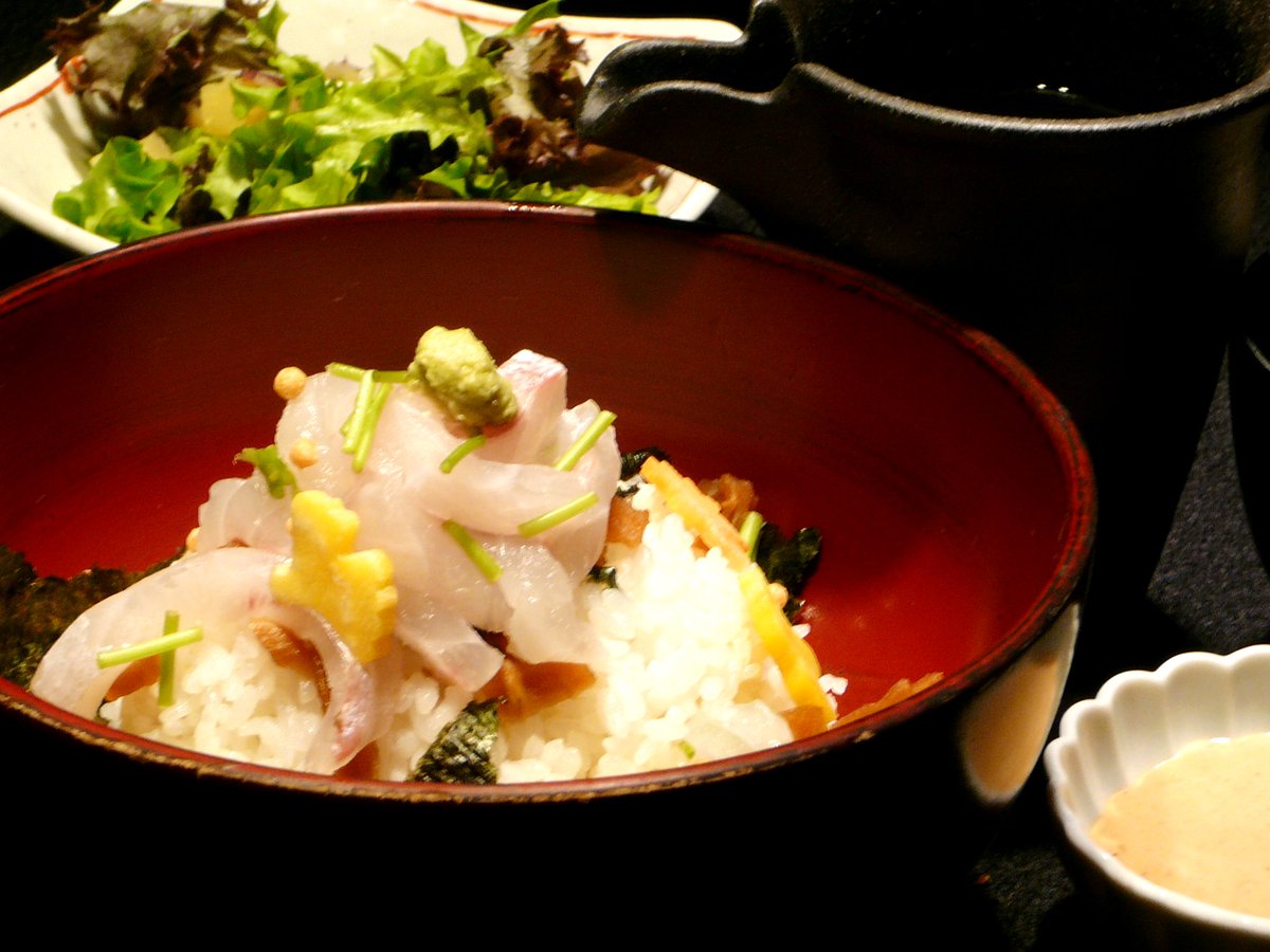 ট ইট র 神田 いるさ おはようございます 今日もランチは11時半から 季節限定の丼 特製 鯛の胡麻茶漬け のオススメの召し上がり方 まずは胡麻ダレをかけてそのまま その後お茶をかけて茶漬けにしてお召し上がりください 2度楽しめます 限定10食 お早目