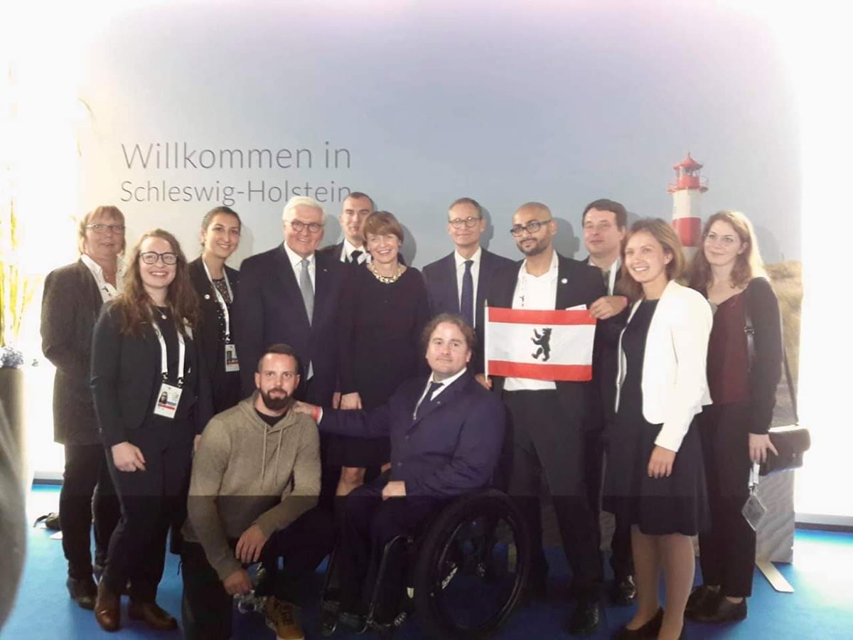 RudiTeBe's tweet photo. Das war Berlin zur Einheitsfeier in Kiel. Coolste Truppe! @FrankWalterSte3 @RegBerlin #ehrenamt #ehrenamtverbindet #kiel #mutverbindet #tde2019 #berlin https://t.co/7HnDqUecSH