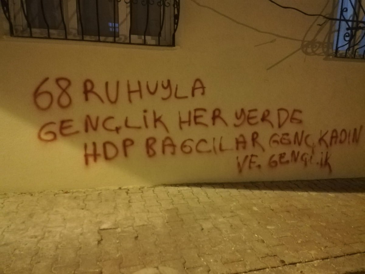 hdpbagcilargenc's tweet photo. Genç kadın ve gençlik meclisimiz kayyumlara tecrite kadın cinayetlerini ve siyasi tutsaklar için yazılama çalışması yaptı. An Azadî An Azadî. https://t.co/ss6YbyIMtM