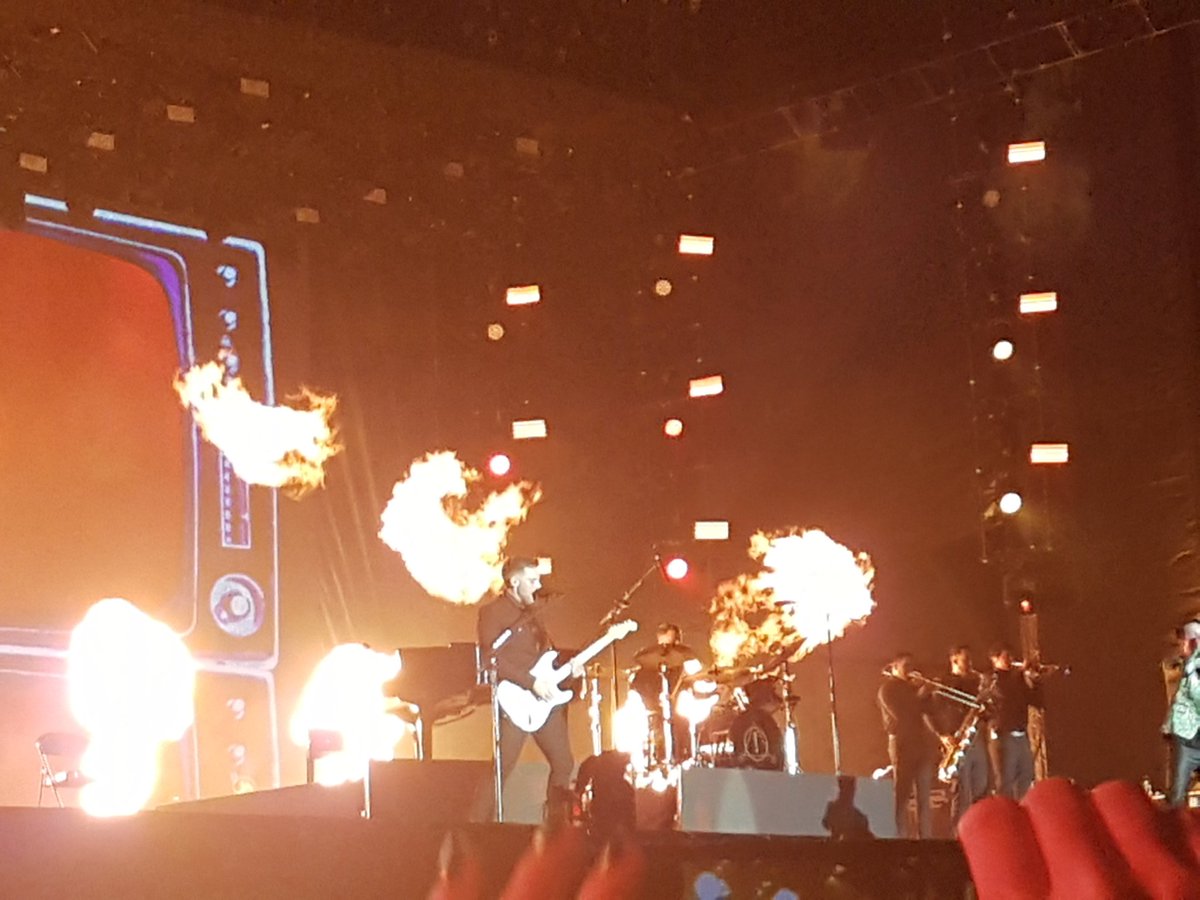 roaringtwents's tweet photo. PANIC! AT THE DISCO 
EU FUI 
EU TAVA 
OBRIGADA A TODOS OS ENVOLVIDOS 
REALIZEI MEU SONHO PORRA 
EU NAO TENHO PALAVRAS PRA DESCREVER O AMOR QUE SINTO POR ESSA BANDA #RockinRio2019 #PanicDay #PanicInBrazil #PanicNoRockinRio https://t.co/ejrt0Oz6DX