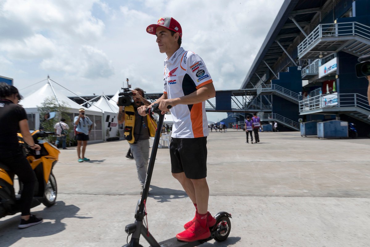 box_repsol's tweet photo. Cuando te acabas de caer hace un rato y vuelves del hospital para seguir dando gassss en el #ThaiGP. ¡Vamos #MM93! #EquipoRepsol
When you've just had a crash and come back from hospital all set to go for it once again in the #ThaiGP. Let's go #MM93! #RepsolTeam https://t.co/INfpVHShvk