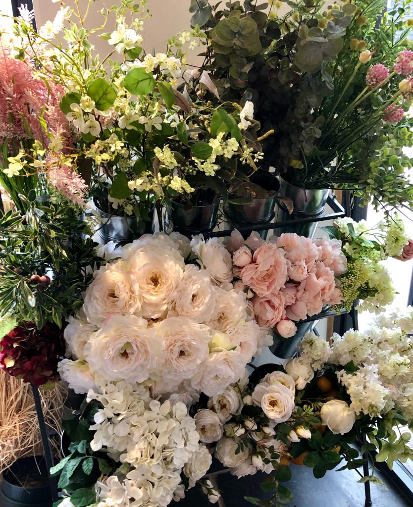 MoutanFlowers's tweet image. FARM SHOP FLOWERS // A wonderful display of #moutan handed bouquets, plants and faux flowers @newlynsfarm this weekend! 
Pick up a floral gift for you or someone else when you visit this #awardwinning #farmshop

#hampshire