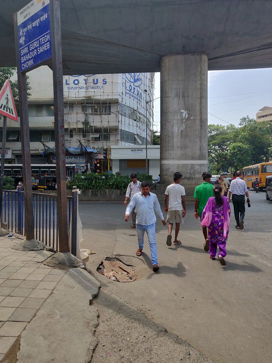 SiddhantMohite1's tweet photo. @mybmc @mybmcRoads @mybmcwardkw Pothole found at DN Nagar Metro Station Junction. Citizens have been complaining regarding the same. Please fix it asap! Thanks! 
#MumbaiParivartan #RoadSafety #MumbaiBmc #MCGM #AndheriWest
Complain no.001 #praveenpardeshi @CMOMaharashtra https://t.co/ajycW4T52q
