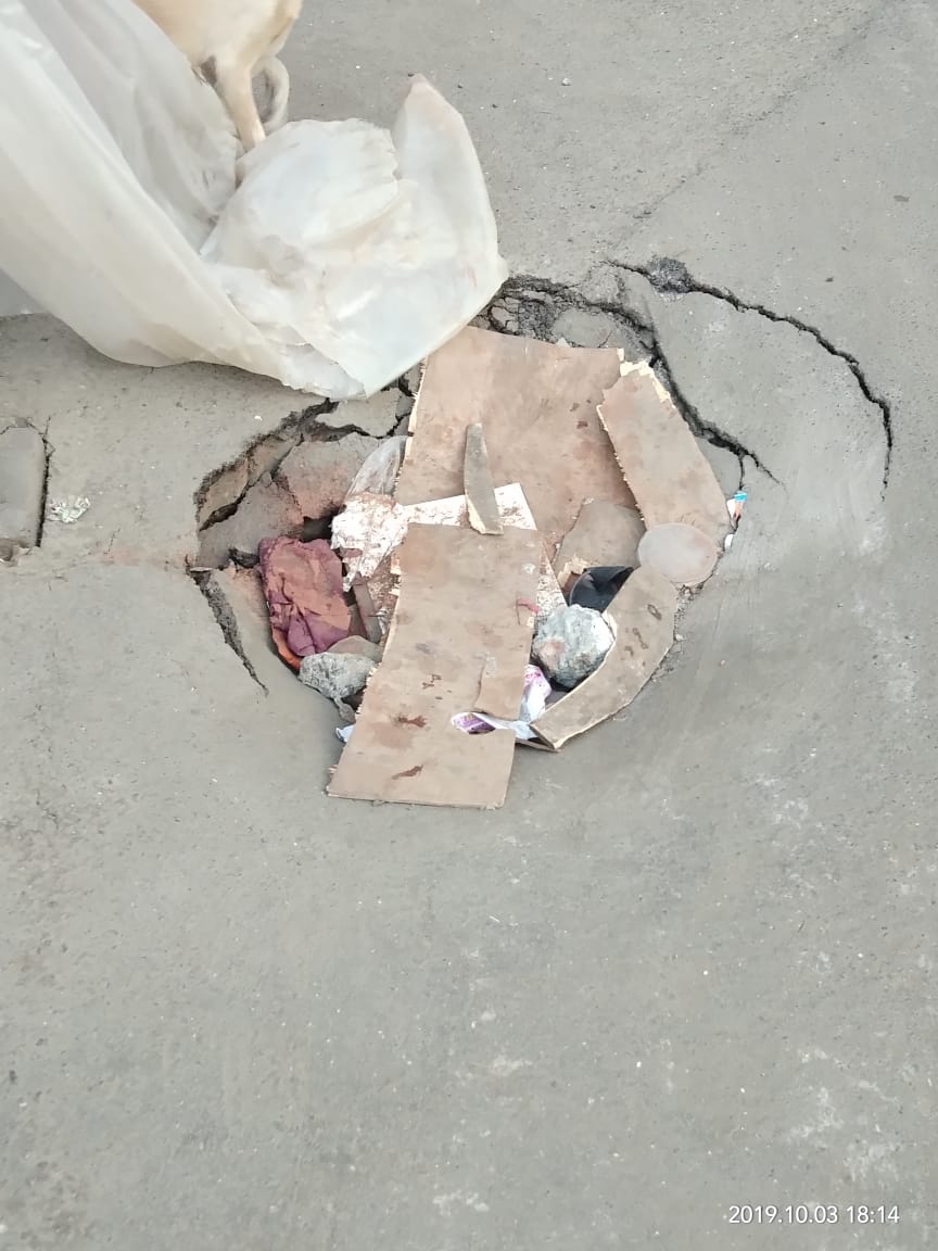 SiddhantMohite1's tweet photo. @mybmc @mybmcRoads @mybmcwardkw Pothole found at DN Nagar Metro Station Junction. Citizens have been complaining regarding the same. Please fix it asap! Thanks! 
#MumbaiParivartan #RoadSafety #MumbaiBmc #MCGM #AndheriWest
Complain no.001 #praveenpardeshi @CMOMaharashtra https://t.co/ajycW4T52q