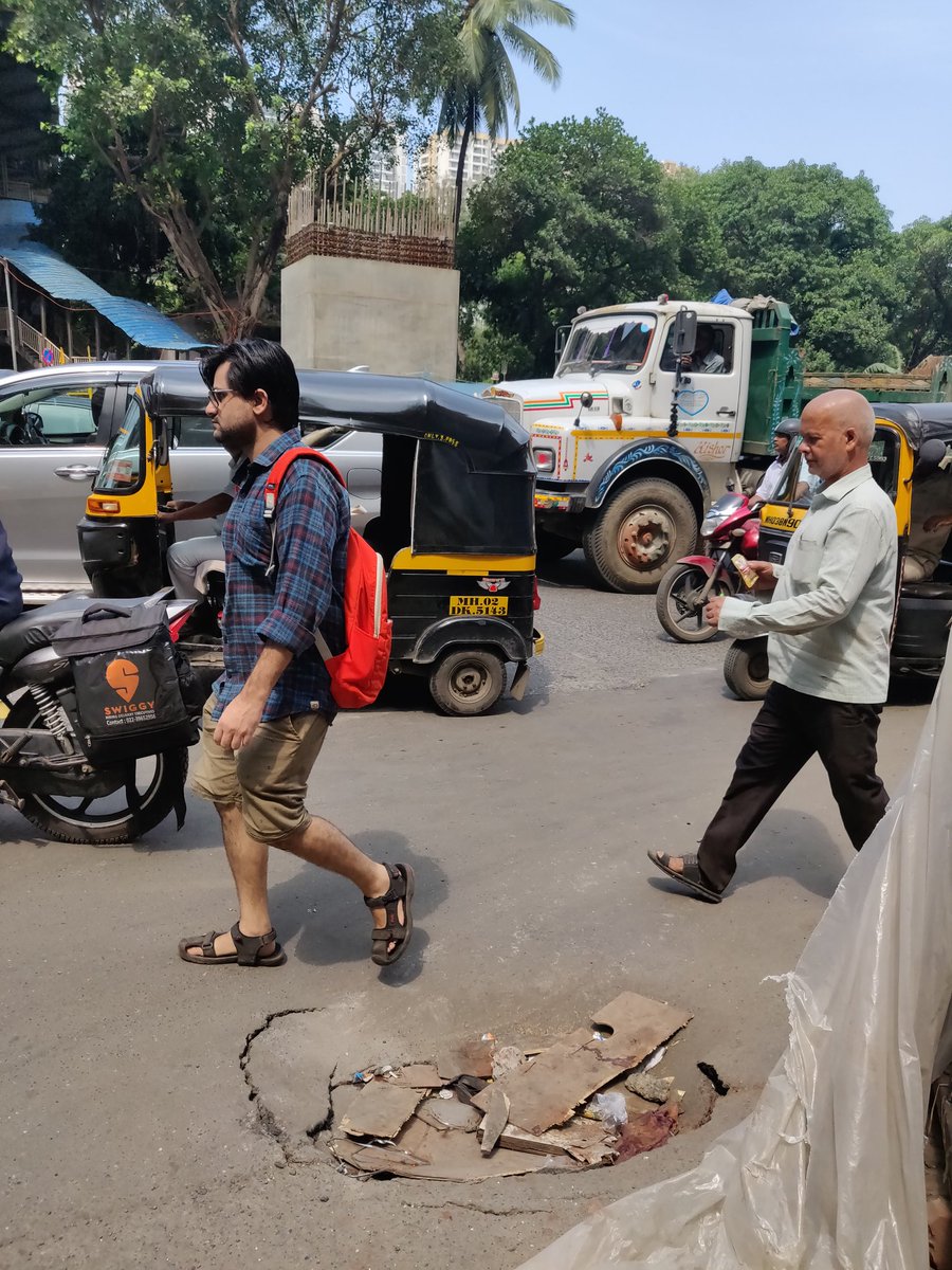 SiddhantMohite1's tweet photo. @mybmc @mybmcRoads @mybmcwardkw Pothole found at DN Nagar Metro Station Junction. Citizens have been complaining regarding the same. Please fix it asap! Thanks! 
#MumbaiParivartan #RoadSafety #MumbaiBmc #MCGM #AndheriWest
Complain no.001 #praveenpardeshi @CMOMaharashtra https://t.co/ajycW4T52q