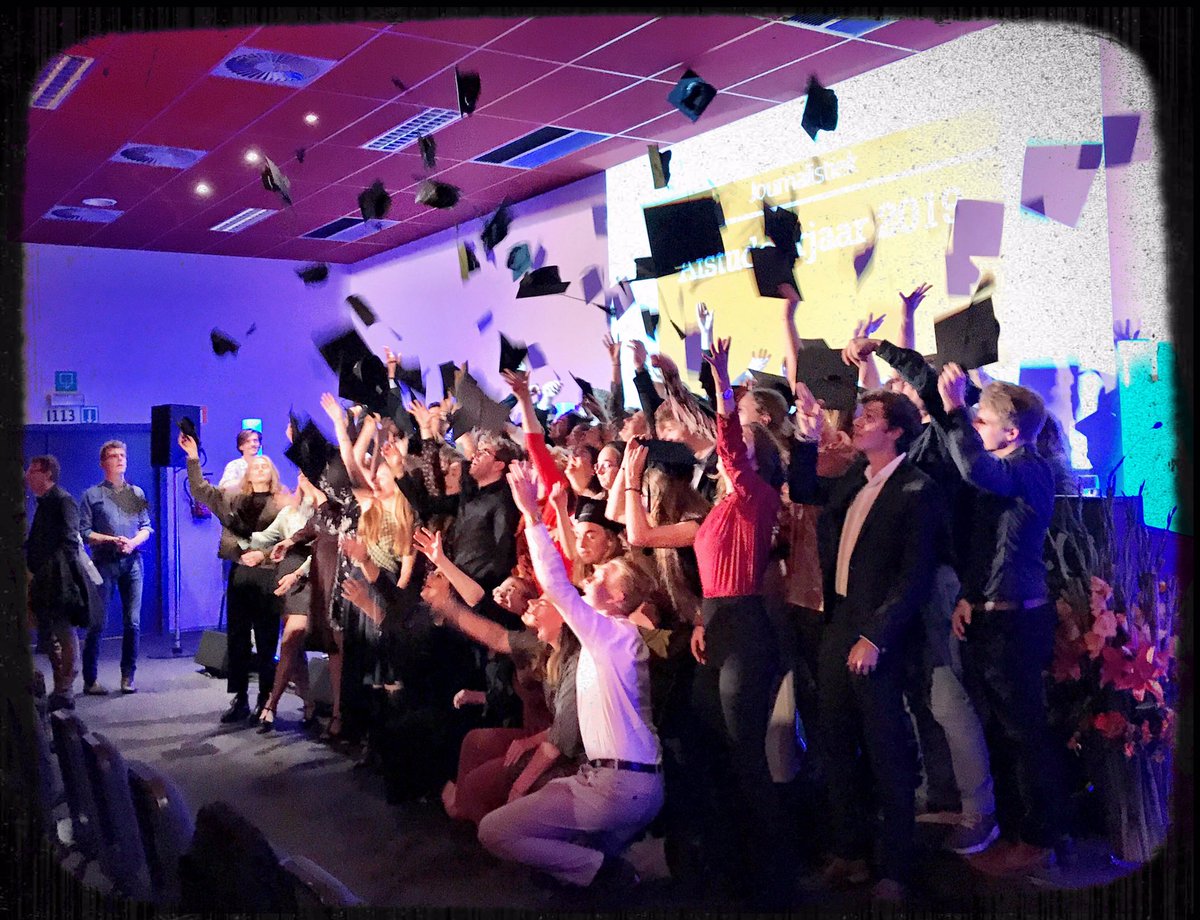 Daar gaan ze! PROFICIAT aan alle alumni van deze mooie lichting 2018-2019 🌟
Dikke pluim ook voor alle laureaten van de verschillende categorieën - en niet in het minst die van ‘onze’ <a href="/ArteveldeJOU/">Journalistiek Arteveldehogeschool</a> #ODG2019  
Veel talent in huis! Trots op jullie allemaal!!! 🍀