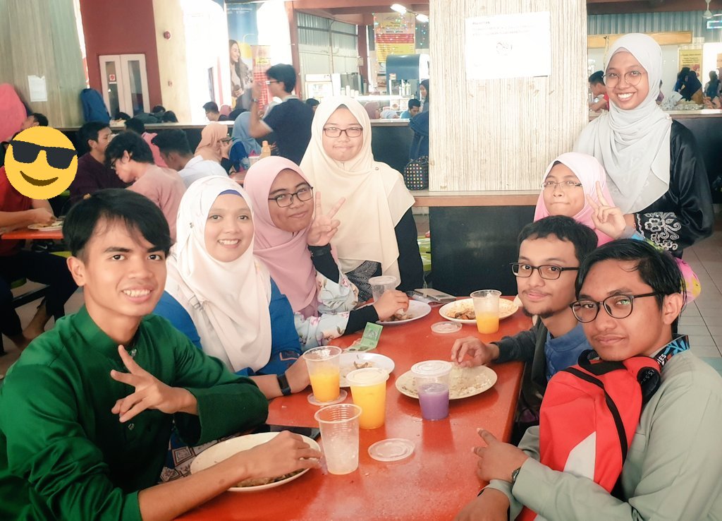 twt_pendidikan's tweet photo. Get to have lunch with former students currently pursuing their studies in UM just now.

So happy to see all of them happy and healthy despite their busy schedules. 

#teamsmapk https://t.co/iEMheuo7E6