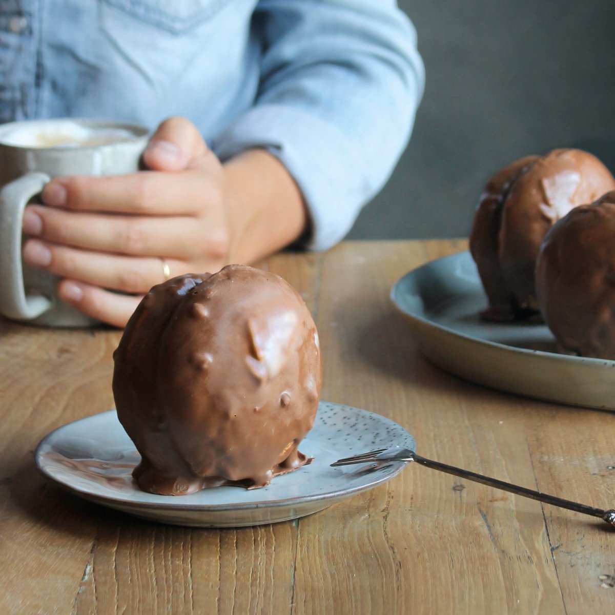 Deze knapperige hazelnootbollen zijn nergens lekkerder! Gemaakt met ons huisgemaakte hazelnootschuim, luchtige crème en overgoten met chocolade. Deze week 2 voor €3,50 #bakkervanmaanen #hazelnootbollen #vanmaanen #bakker #bakkerij