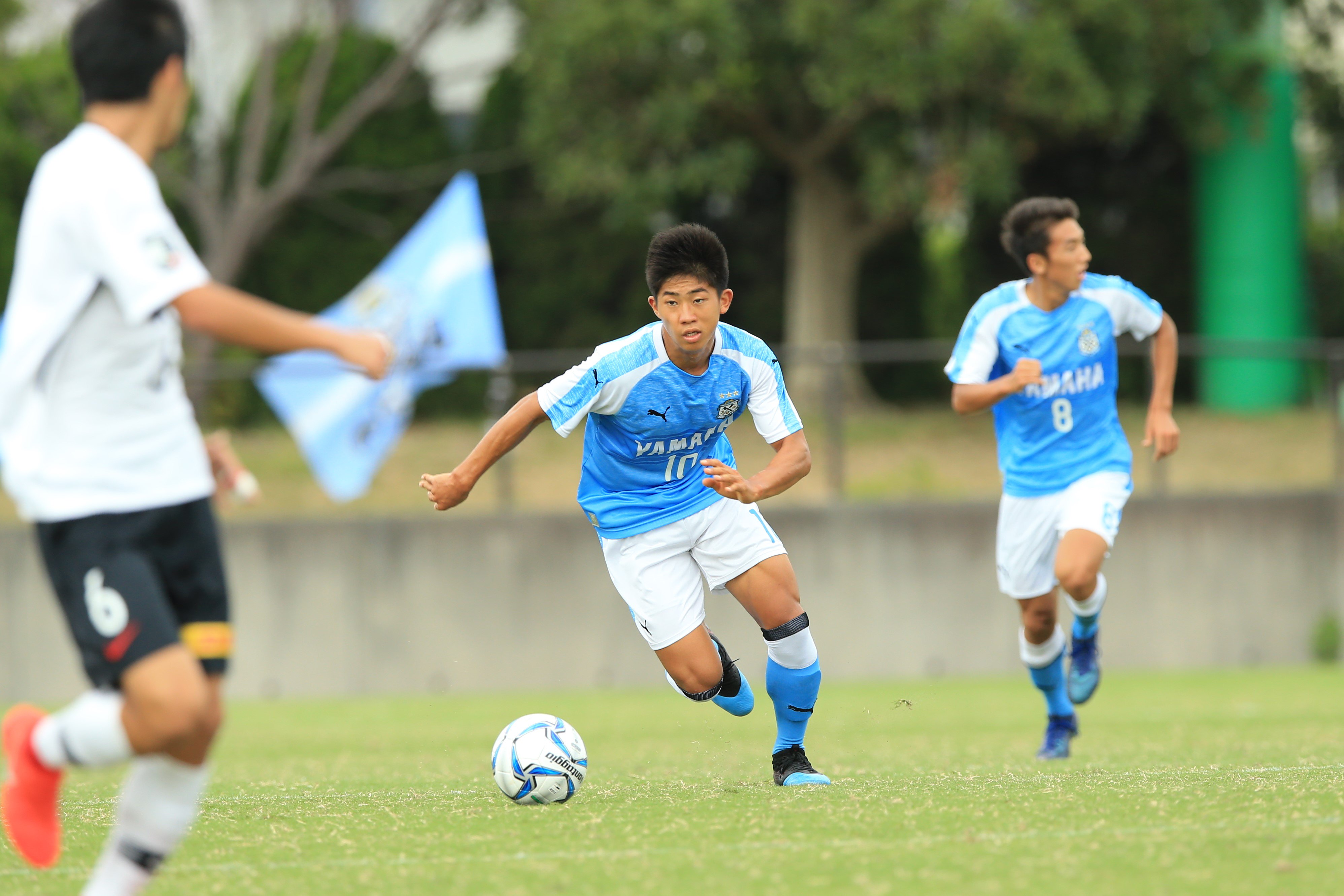 ジュビロ磐田 プレーの特徴 ボランチとサイドハーフのポジションをこなし 左足でのキックの精度とシュート力が高くドリブル突破が特徴的な選手 Twitter