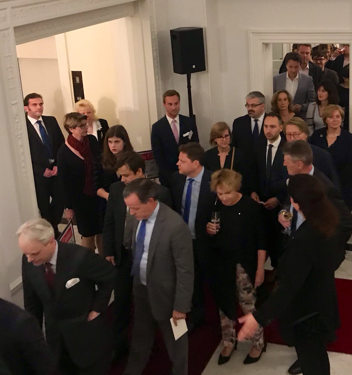 AurelieBonal's tweet image. What I recall from THE speech at #GermanUnityLDN yesterday is 
- a crowded Embassy 
- a loud agreement when Min. @michaelgove said he knew “some people in this room deeply regret Brexit”.
- applauses for @theresa_may at beginning of 🇩🇪 Amb. speech.
 #WorldSmileDay @HenryNewman