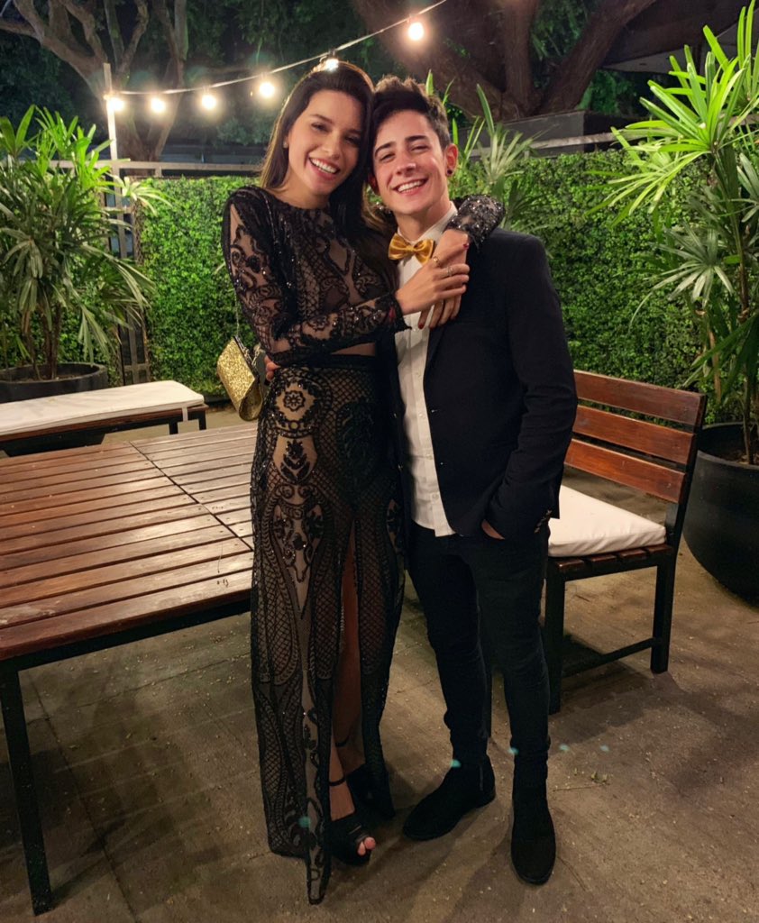 kevsho9's tweet image. con una chica que me pidió una foto ayer