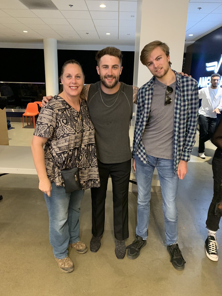 SeanKyzer's tweet image. Nice to meet you! @jordanmcgraw my bad I’m sooo tall... 😅