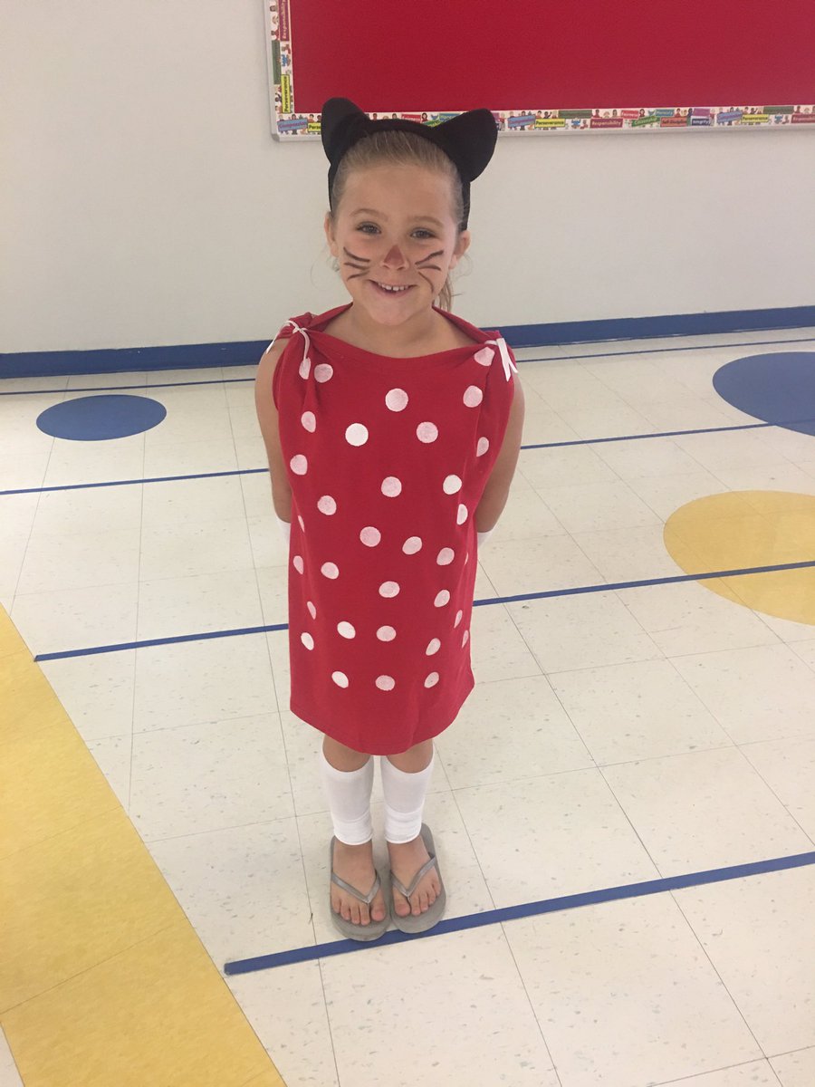 Diane_JES's tweet photo. Pete the Cat’s Mom came to #JESFaLLintoReadingNight. Isn’t Vaeda Murray adorable?#EveryBitAsSweetAsSheLooks https://t.co/SXBuAUg2Q6