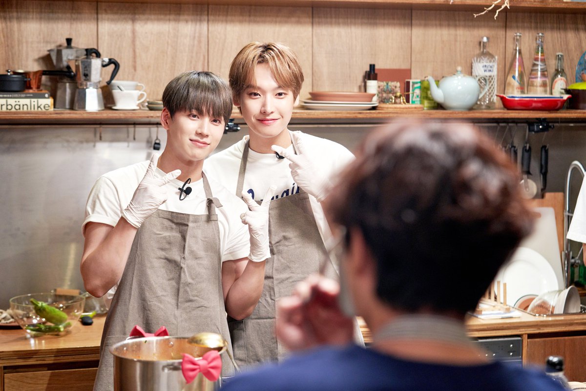 10월 17일 (목) 밤 10시 40분 Olive 첫방송
<아소다: 아이돌 소셜다이닝> 첫번째 스틸컷 공개!!❤️

#정세운 #김국헌 #SF9 #인성 #AB6IX #전웅 #이석훈 

이렇게 꽁냥하기 있기 없기?
미쳐따ㅋㅋㅋ벌써 재밌다ㅋㅋㅋㅋㅋ