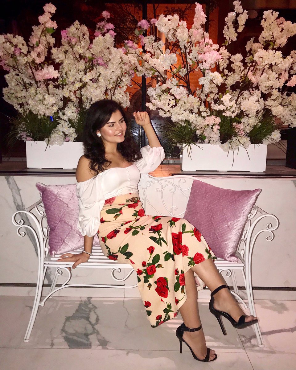 shamisaax's tweet image. looking to the side for warmer weather 🥺 #summerdontgo