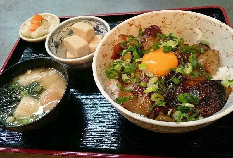 teppanyaki_'s tweet photo. おはようございます❗
本日の日替わりは、焼肉丼です❗❗
ご飯の量をおききします⤴
15時までソフトドリンク付きです❗
lunch #delicious #japanesefood #teppanyaki #good #meet # #happy #don #ice #coffee #tea #Hamachan #スタミナ丼 #スタミナ #丼 #美味しいよ #日替わり #定食 https://t.co/oAwF4T271c