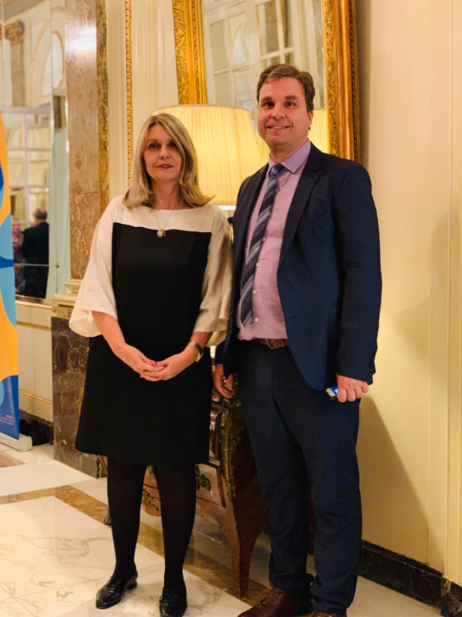 CorneliaSL's tweet photo. Terminamos un maravilloso día celebrando el Día de la Unidad Alemana.
#MutVerbindet
#TDE2019 https://t.co/7iHJThsRzf